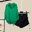 綠色襯衫+黑色短褲