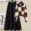 棕色毛衣+黑色半身裙/套裝